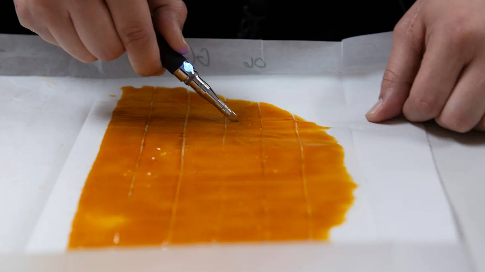 A photo showing how the cannabis extract, shatter, is made.